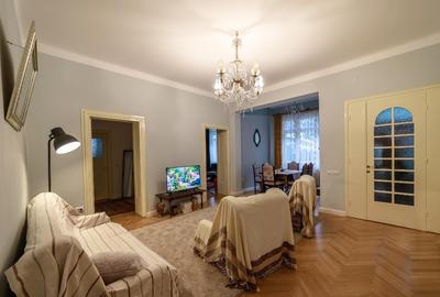 Apartament cu 4 camere, suprafata de 135 mp, garaj si beci in inima orasului - 1