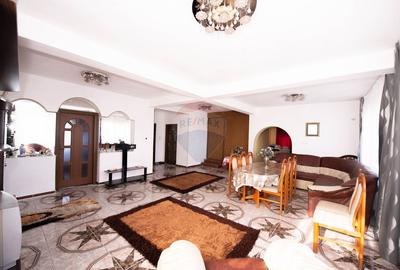 Casa individuala cu 6 camere de vanzare Singureni - 1