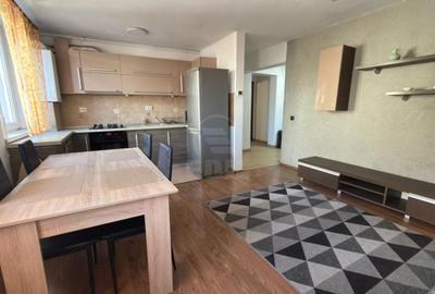 Apartament cu 3 camere semidecomandat, mobilat în Florești