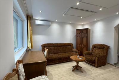 Apartament cu 3 camere semidecomandat în Plopilor