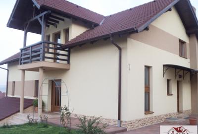 Casă individuală cu 6 camere în Est