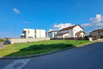 De vânzare teren intravilan situat pe colț între 2 strazi - 3