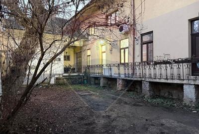 Apartament 4 camere, pe 2 niveluri si curte comuna în Centru - 39