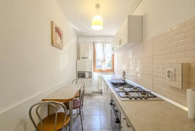 Apartament cu 3 camere semidecomandat, mobilat în Central