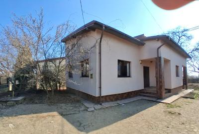 Casă individuală cu 5 camere în Central