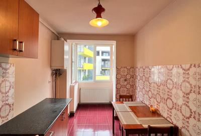 De vânzare apartament 3 camere zona centrală - 1