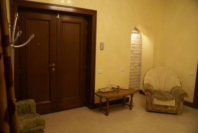 VAND APARTAMENT ZONA 0 , EXACT  IN SPATELE PRIMARIEI 240mp - 1