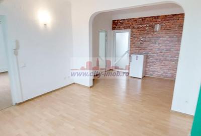 Apartament cu 3 camere semidecomandat în Tineretului