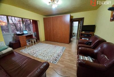 Apartament 3 camere semidecomandat - zona Aradului - 1
