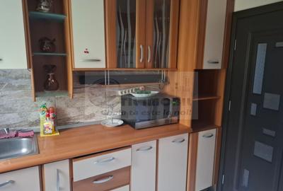 Apartament cu 3 camere semidecomandat în Podul de Piatră