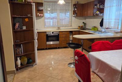 Vand in Unirii,casa cu etaj,5 camere singur in curte strada Marului,teren 1960mp - 1