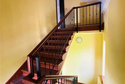 VANZARE VILA 8 CAMERE 652 mp teren zona Sisesti Sector 1 - 37