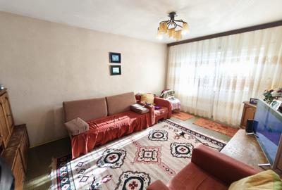 Apartament cu 3 camere decomandat în Republicii