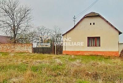 Casă cu potențial, teren generos de 1.440 mp – Secusigiu, Arad - 1