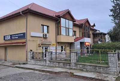 Cladire comerciala (fostul hotel Ialomita) - situat in centrul mun. Fetesti - 4
