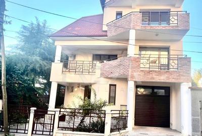 Casă individuală cu 12 camere în Băneasa