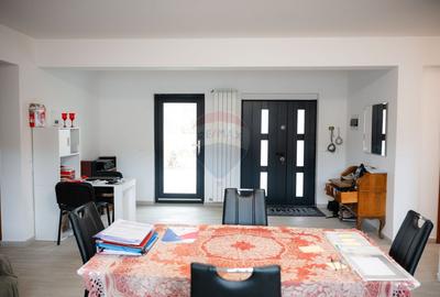 Casă / Vilă cu 5 camere de vânzare - 1