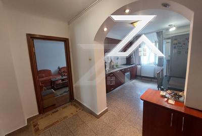 Apartament cu 3 camere decomandat, mobilat în Rovine