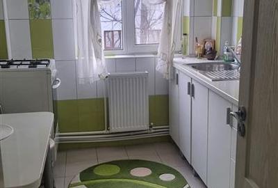 Apartament cu 3 camere semidecomandat în Podu Roș