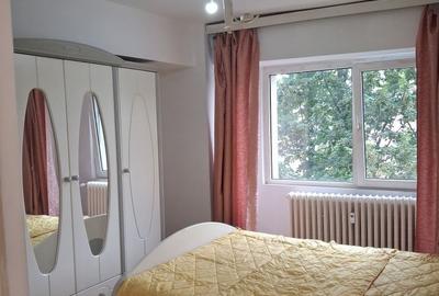 Apartament cu 3 camere decomandat, mobilat în P-ța Victoriei