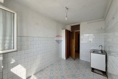 Apartament cu 3 camere semidecomandat în Iancului