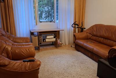 Apartament cu 3 camere semidecomandat în P-ța Reșița
