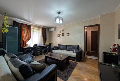 Apartament cu 3 camere semidecomandat, mobilat în P-ța Romană