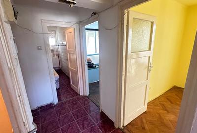 De vanzare 2 camere decomandat etaj 1 cu centrala Complex Studentesc - 1