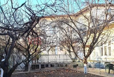 Casă cu 8 camere în Bucureștii Noi