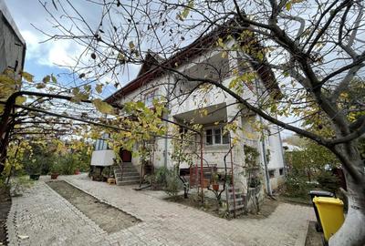 Casă individuală cu 10 camere în Orașul de Jos