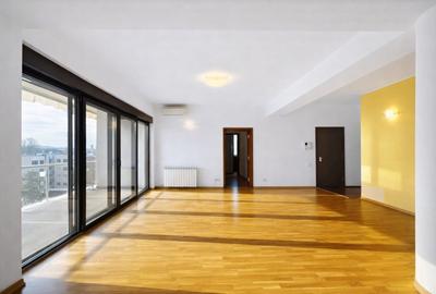 Apartament cu 4 camere semidecomandat în Floreasca