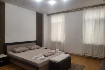Apartament cu 3 camere decomandat, mobilat în Calea Victoriei