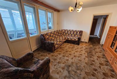 Apartament cu 3 camere semidecomandat în Militari