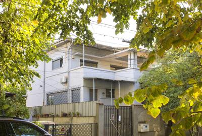 Casă individuală cu 5 camere în Domenii