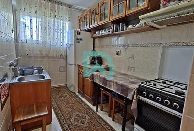 Apartament cu 3 camere nedecomandat în Astra