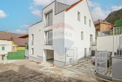 La poalele Tâmpei — vilă contemporană în Schei - 23
