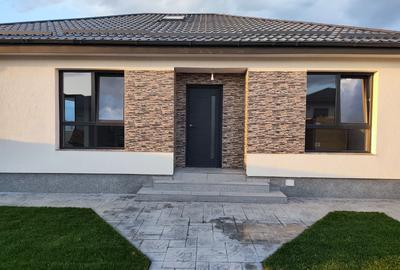 Casă individuală cu 4 camere în Bâcu