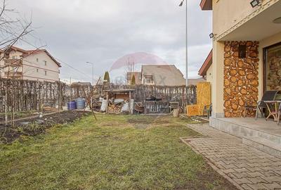 Casă / Vilă cu 4 camere de vânzare în zona Tractorul - 25