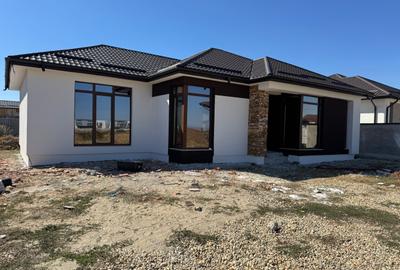 Casă cu 4 camere în Domnești