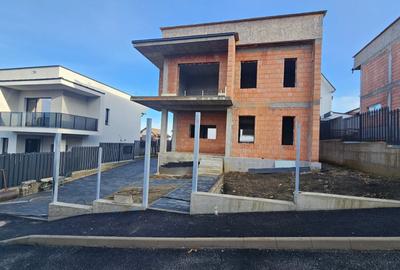 Casă individuală cu 4 camere în Dezmir