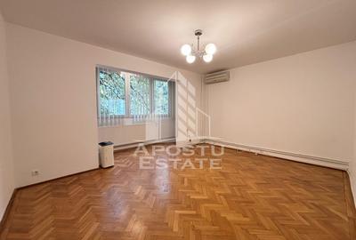 Apartament cu 4 camere decomandat în Medicină