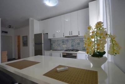 Apartament cu 2 camere decomandat, mobilat în Central
