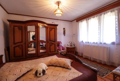 Apartament 4 camere de vânzare în Sinaia, zona Izvor – parter, curte - 6