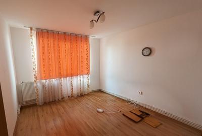 Apartament cu 3 camere semidecomandat în Țiglina 1