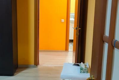 Apartament cu 3 camere decomandat, mobilat în Victoriei