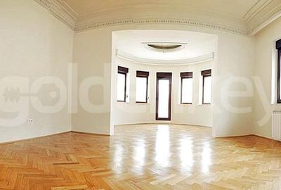 Vila cu 8 camere potrivit pentru birouri/clinica - 1
