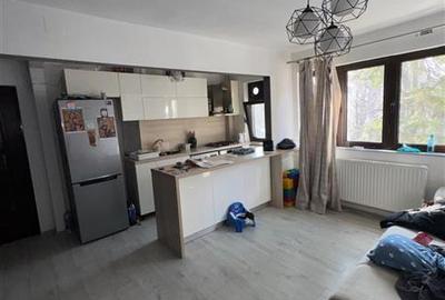 Apartament cu 4 camere semidecomandat în Berceni