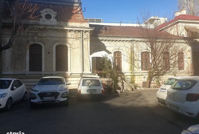 Casă cu 8 camere semidecomandat în Dorobanți