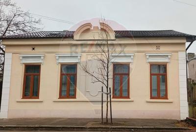 Casă cu 3 camere de vânzare în zona Centrală - 1