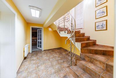 Vilă cu spatii largi, curte generoasă - 27